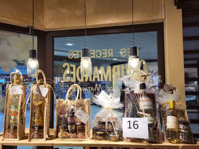 de nombreuses bouteilles d'alcool sur les étagères du magasin