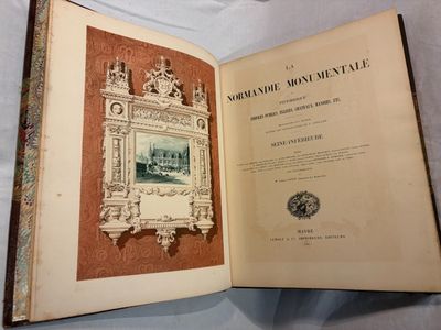 un livre ouvert sur lequel figure l'image d'un bâtiment