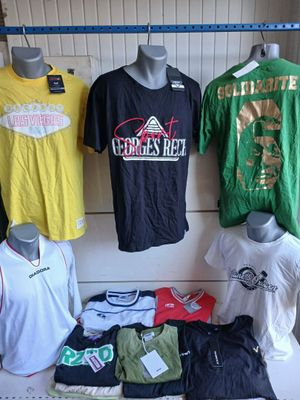 de nombreuses chemises exposées sur une étagère dans un magasin