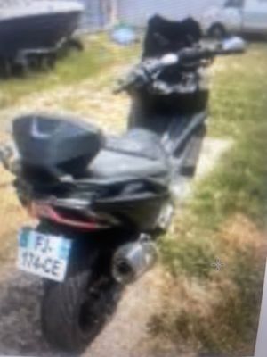 une moto garée sur le côté de la route