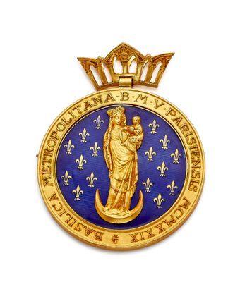 une image représentant une médaille dorée et bleue sur laquelle figure une femme tenant un bébé dans ses bras