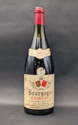 une vieille bouteille de vin posée sur une table
