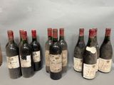plusieurs bouteilles de vin sont alignées sur une table