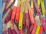 de nombreuses paires de ciseaux dans un bac en plastique