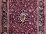 un tapis rouge et bleu à motifs de médaillons