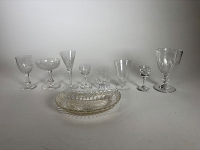 beaucoup de verres à vin et un saladier sur la table