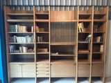 une étagère sur laquelle se trouve une bibliothèque