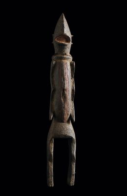 une statue en bois représentant un homme coiffé d'un casque