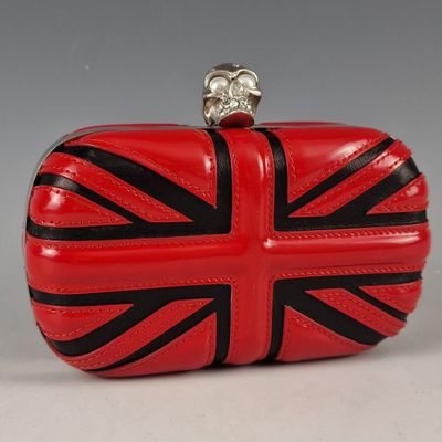 sac à main rouge et noir orné d'un crâne sur le dessus