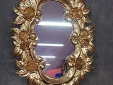 un miroir posé sur un tapis