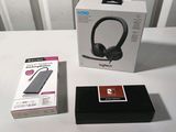 une boîte de casques posée sur une table à côté d'une autre boîte de casques