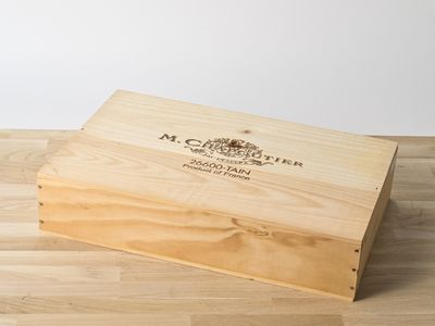 une caisse en bois posée sur un parquet
