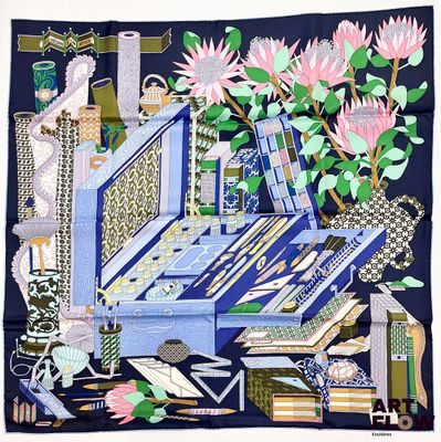 une image représentant une écharpe bleue ornée d'une valise et de fleurs