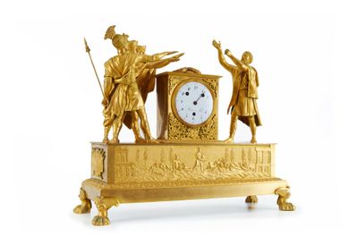 une horloge en or posée sur une table