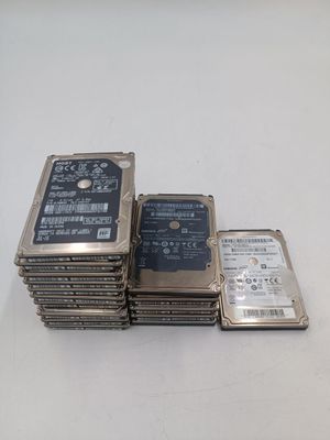 plusieurs disques durs empilés les uns sur les autres sur une table