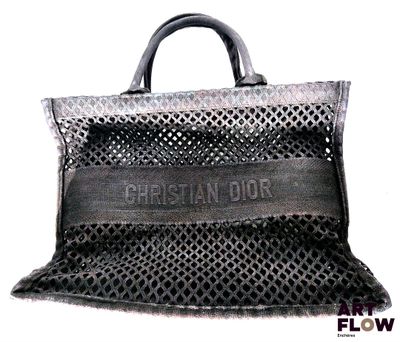une photo d'un sac à main noir sur lequel figure un nom