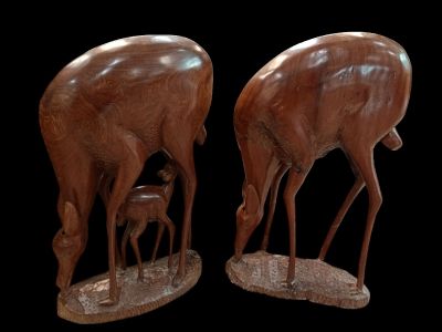 2 groupes en acajou "couple de biches" sur socles.