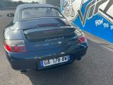 une voiture noire garée devant un mur bleu