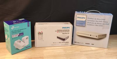 trois boîtes de produits Philips posées les unes à côté des autres sur une table