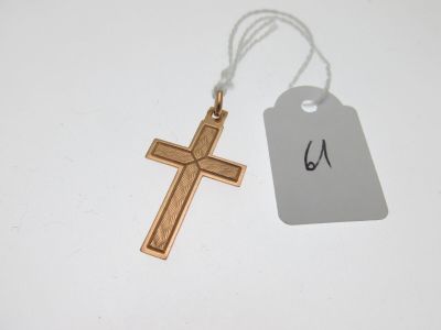 une croix en bois et une étiquette posée sur une table blanche