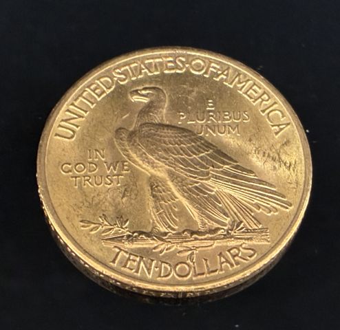 Une pièce de monnaie en or à valeur faciale de 10 Dollars Indian ...