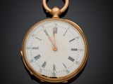 une montre de poche en or avec des chiffres romains sur le cadran