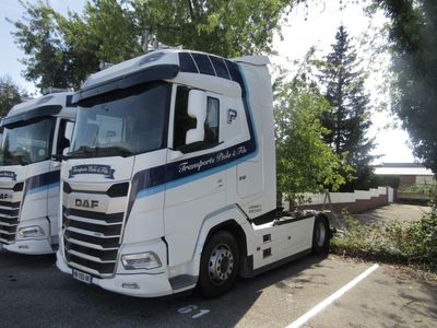 deux camions blancs garés l'un à côté de l'autre dans un parking
