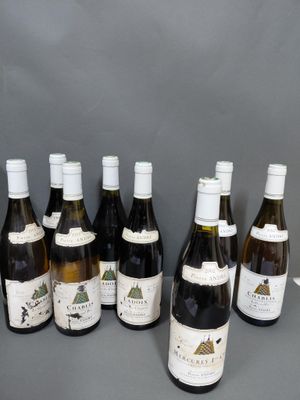 plusieurs bouteilles de vin sont alignées sur une table
