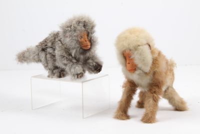 deux peluches posées sur une table