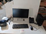 un bureau sur lequel se trouvent un ordinateur, un clavier, une souris et d'autres objets