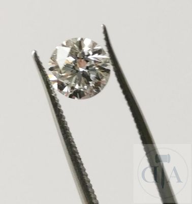 une image représentant un diamant en train d'être taillé à l'aide d'une paire de pinces