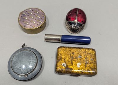trois objets différents posés sur une table
