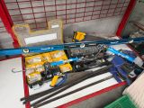 un grand nombre d'outils posés sur une table