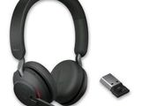 le casque est noir et est équipé d'un microphone intégré