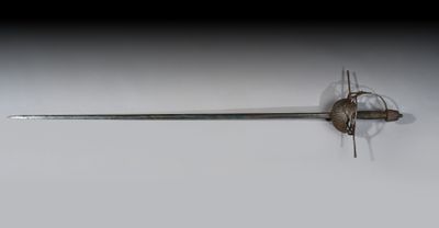 une épée en métal dont la lame métallique se détache sur un fond blanc
