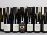 des bouteilles de vin sont alignées sur une table