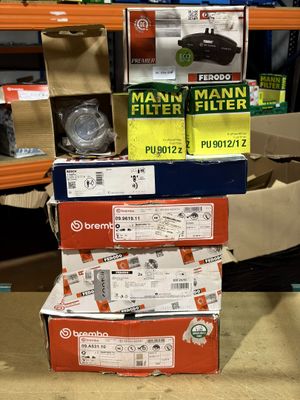 plusieurs cartons de filtres empilés les uns sur les autres dans un magasin