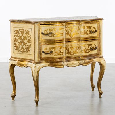une image représentant une commode recouverte de peinture dorée