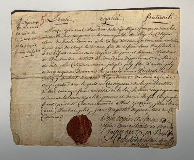 un gros plan sur un morceau de papier portant un cachet de cire