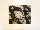 une photo en noir et blanc d'un homme tenant une planche de surf
