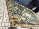 un grand tapis posé par terre à côté d'un parcmètre