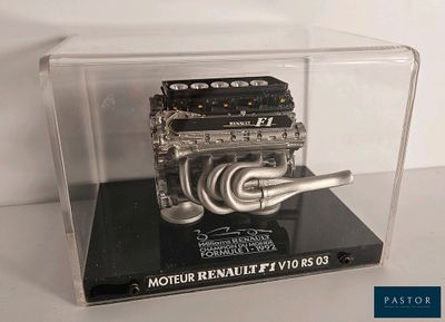une maquette de moteur exposée dans une vitrine