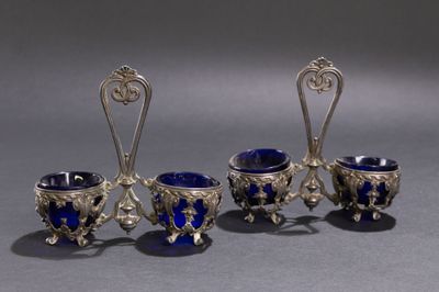 trois tasses et cuillères en verre argenté et bleu posées sur une table
