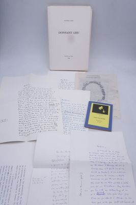 une image représentant une pile de papiers et un livre posés sur une table