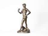 statue d'une femme tenant un verre de vin sur fond blanc