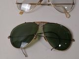 deux paires de lunettes de soleil posées l'une à côté de l'autre sur une table