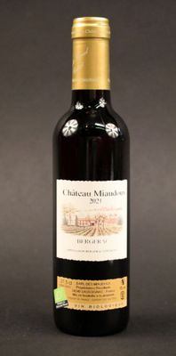 une bouteille de vin posée sur une table