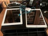 un bureau sur lequel se trouvent un téléphone, une tablette et d'autres appareils électroniques