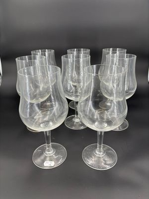 plusieurs verres à vin vides sont alignés sur une table