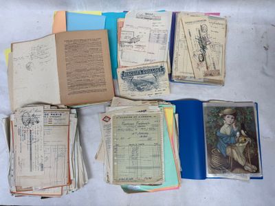beaucoup de vieux papiers qui se trouvent sur une table